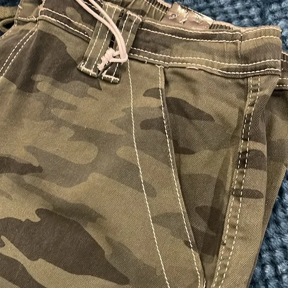 NWT DISCLOSURE BAGGY CARGO CAMO PANTS💚💚 - Picture 9 of 14